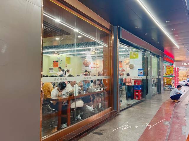广州这家“网红”螺蛳粉店，几乎天天排队，游客：主要是性价比高13