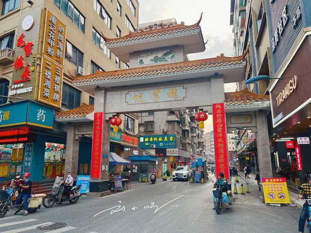 广州这家“网红”螺蛳粉店，几乎天天排队，游客：主要是性价比高17