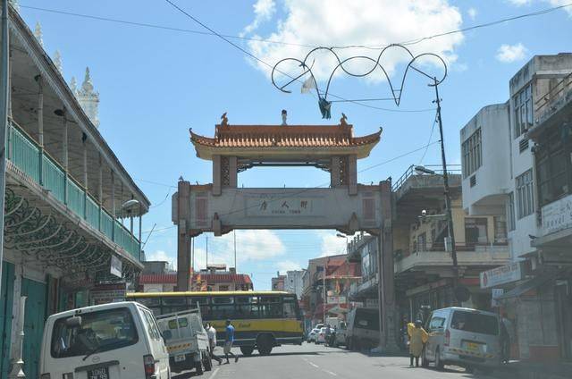 在非洲的唐人街遇到了梅州大姐，她做了碗牛肉饭，结果我车被扣了1