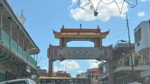 在非洲的唐人街遇到了梅州大姐，她做了碗牛肉饭，结果我车被扣了2