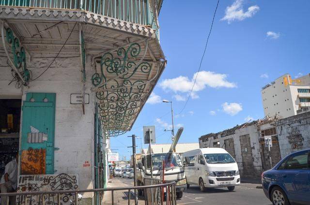 在非洲的唐人街遇到了梅州大姐，她做了碗牛肉饭，结果我车被扣了3