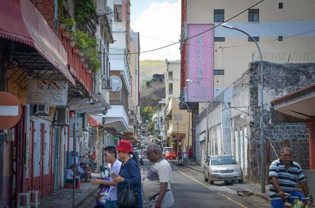 在非洲的唐人街遇到了梅州大姐，她做了碗牛肉饭，结果我车被扣了4