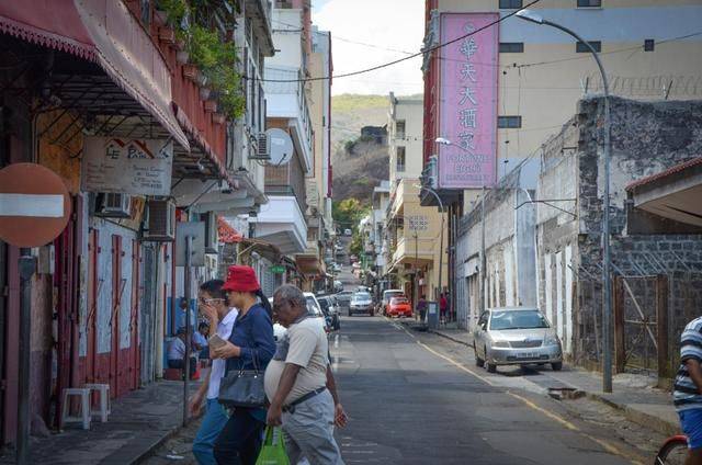 在非洲的唐人街遇到了梅州大姐，她做了碗牛肉饭，结果我车被扣了5