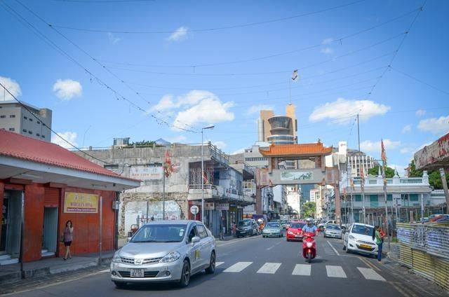 在非洲的唐人街遇到了梅州大姐，她做了碗牛肉饭，结果我车被扣了6