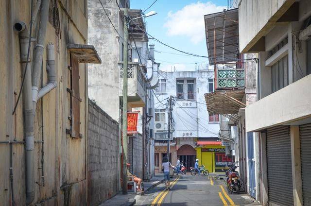 在非洲的唐人街遇到了梅州大姐，她做了碗牛肉饭，结果我车被扣了7