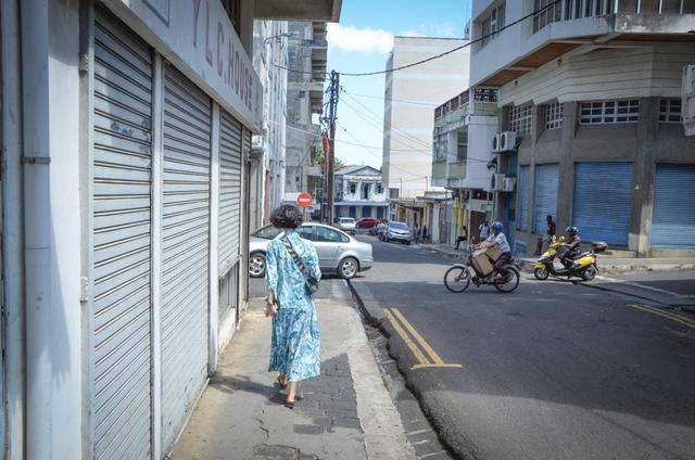 在非洲的唐人街遇到了梅州大姐，她做了碗牛肉饭，结果我车被扣了8