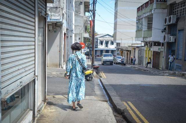 在非洲的唐人街遇到了梅州大姐，她做了碗牛肉饭，结果我车被扣了9