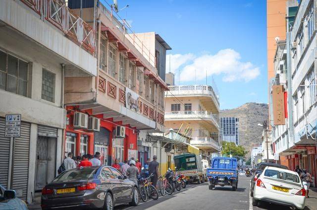 在非洲的唐人街遇到了梅州大姐，她做了碗牛肉饭，结果我车被扣了11