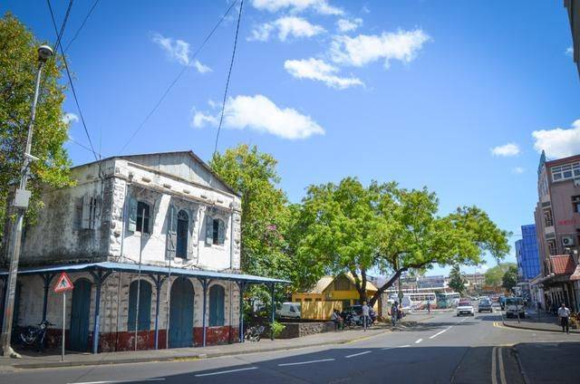 在非洲的唐人街遇到了梅州大姐，她做了碗牛肉饭，结果我车被扣了12