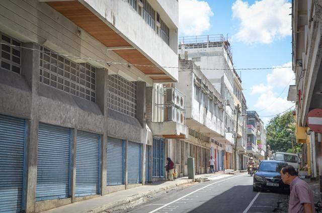 在非洲的唐人街遇到了梅州大姐，她做了碗牛肉饭，结果我车被扣了10