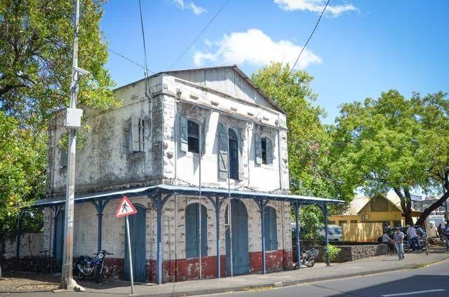 在非洲的唐人街遇到了梅州大姐，她做了碗牛肉饭，结果我车被扣了13