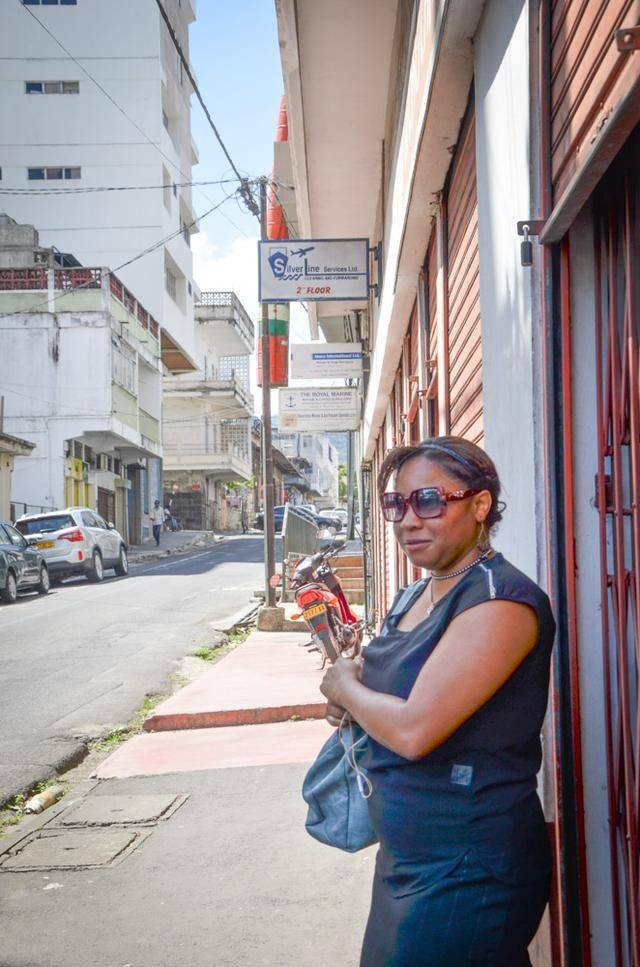 在非洲的唐人街遇到了梅州大姐，她做了碗牛肉饭，结果我车被扣了14