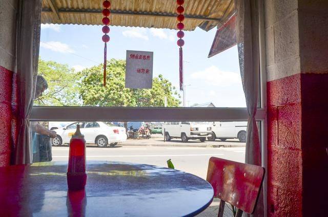 在非洲的唐人街遇到了梅州大姐，她做了碗牛肉饭，结果我车被扣了17