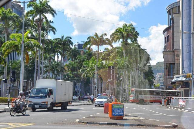 在非洲的唐人街遇到了梅州大姐，她做了碗牛肉饭，结果我车被扣了18