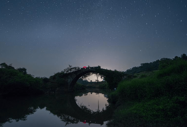 湖南一小镇，人口仅7万却聚集了30多家KTV，号称“小香港”5