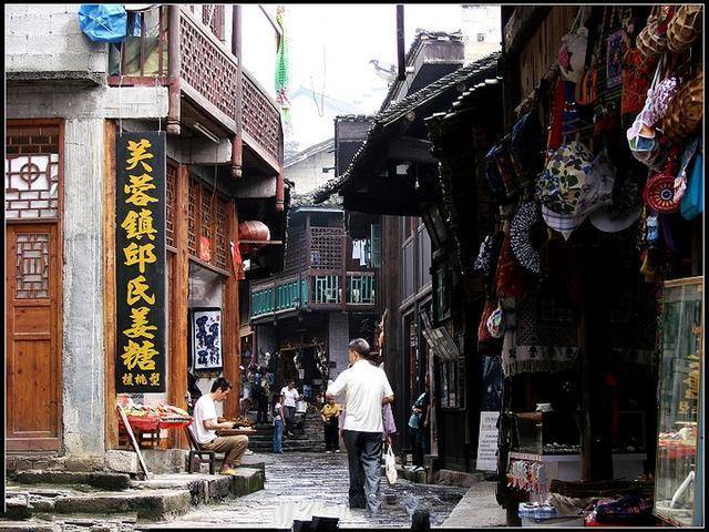 湖南一座迷人古镇，建在悬崖边上与瀑布相伴，晚上6点可免费游览2