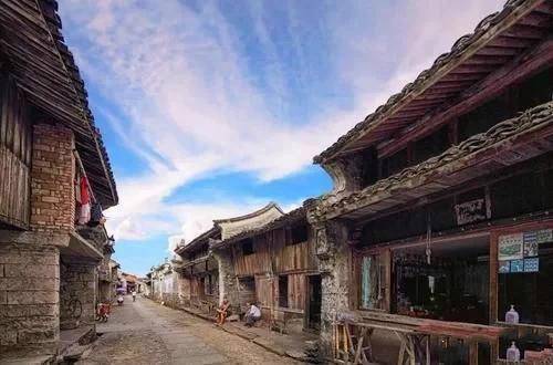 湖南一座迷人古镇，建在悬崖边上与瀑布相伴，晚上6点可免费游览3