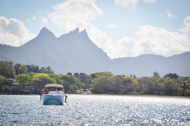 非洲版的《海豚湾》,来这个岛国跳下海就能看到海豚,太刺激了14