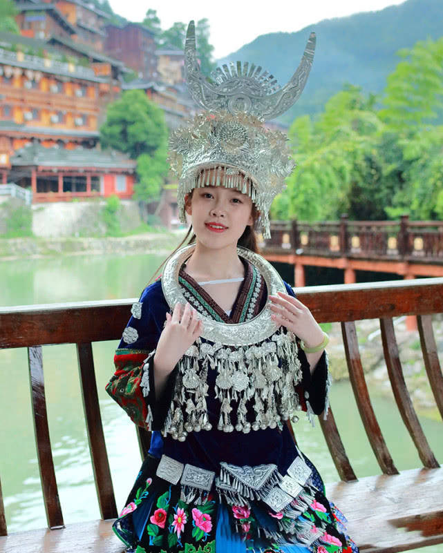 苗寨里的银饰既便宜又漂亮,为何游客很少买?导游说了大实话4