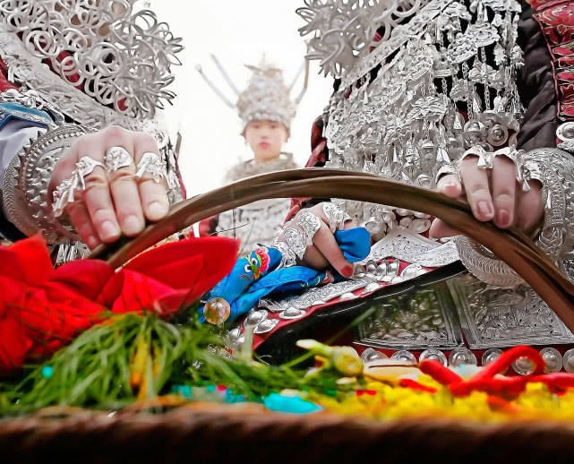 苗寨里的银饰既便宜又漂亮,为何游客很少买?导游说了大实话6