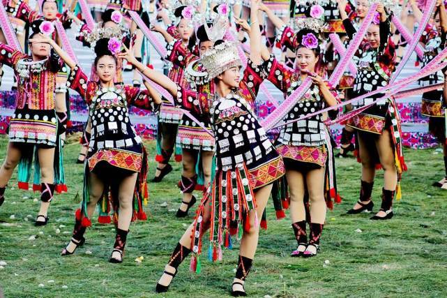 为什么都说别喝苗族女孩的酒？有位游客不听导游劝，喝完想回来都难1