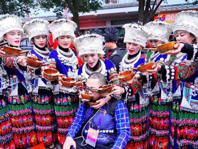 为什么都说别喝苗族女孩的酒？有位游客不听导游劝，喝完想回来都难3