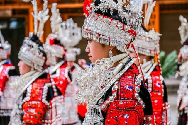 为什么都说别喝苗族女孩的酒？有位游客不听导游劝，喝完想回来都难4