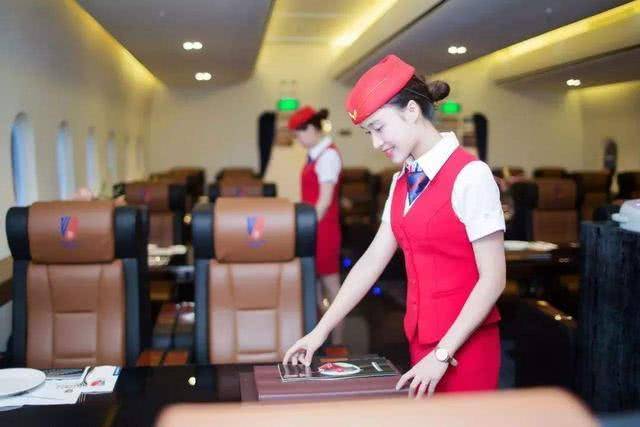 飞机起飞后,为什么空姐都会拉上头等舱布帘?而且还会把床铺好2