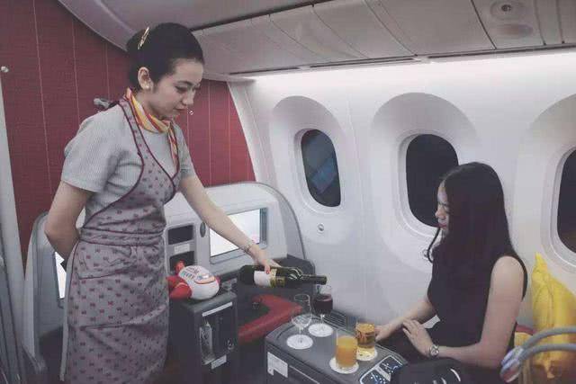 飞机起飞后,为什么空姐都会拉上头等舱布帘?而且还会把床铺好3