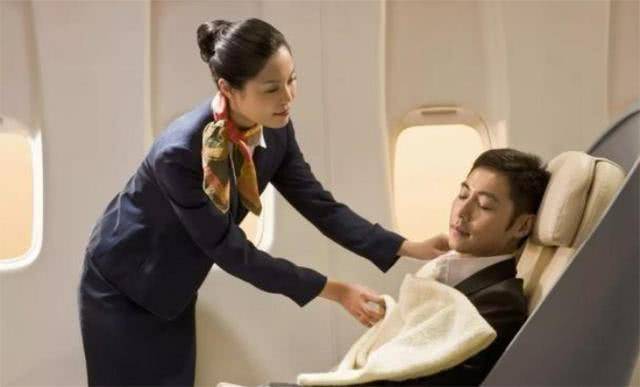飞机起飞后,为什么空姐都会拉上头等舱布帘?而且还会把床铺好4