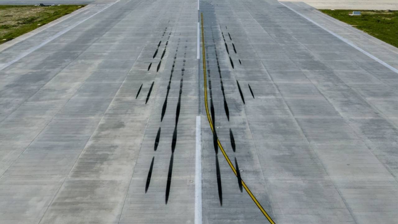 与普通地面相比,飞机跑道究竟有啥不同?上百吨飞机降落也砸不坏1