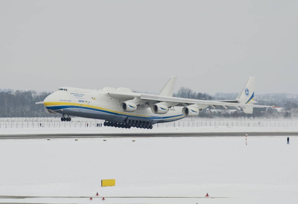 与普通地面相比,飞机跑道究竟有啥不同?上百吨飞机降落也砸不坏2