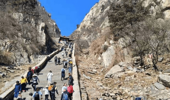 泰山挑山工工资低干活累,为何还有人愿意干?原因真的很现实1