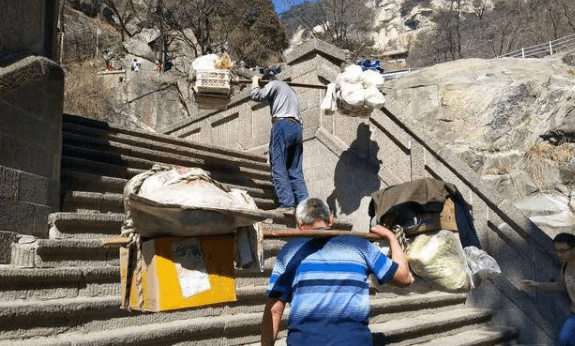 泰山挑山工工资低干活累,为何还有人愿意干?原因真的很现实2