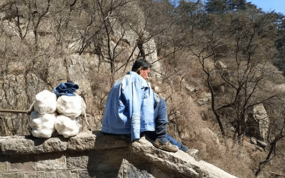 泰山挑山工工资低干活累,为何还有人愿意干?原因真的很现实4