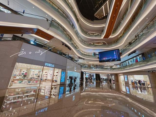 广州市天河区有一家高档商场,就在猎德村,名字都是英文,好洋气6