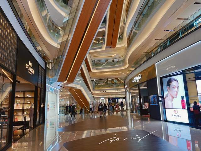 广州市天河区有一家高档商场,就在猎德村,名字都是英文,好洋气7