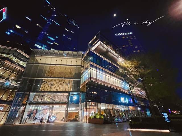 广州市天河区有一家高档商场,就在猎德村,名字都是英文,好洋气11