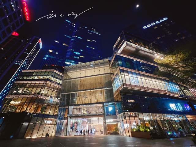 广州市天河区有一家高档商场,就在猎德村,名字都是英文,好洋气10