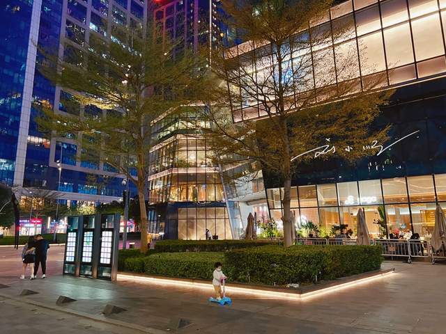 广州市天河区有一家高档商场,就在猎德村,名字都是英文,好洋气13