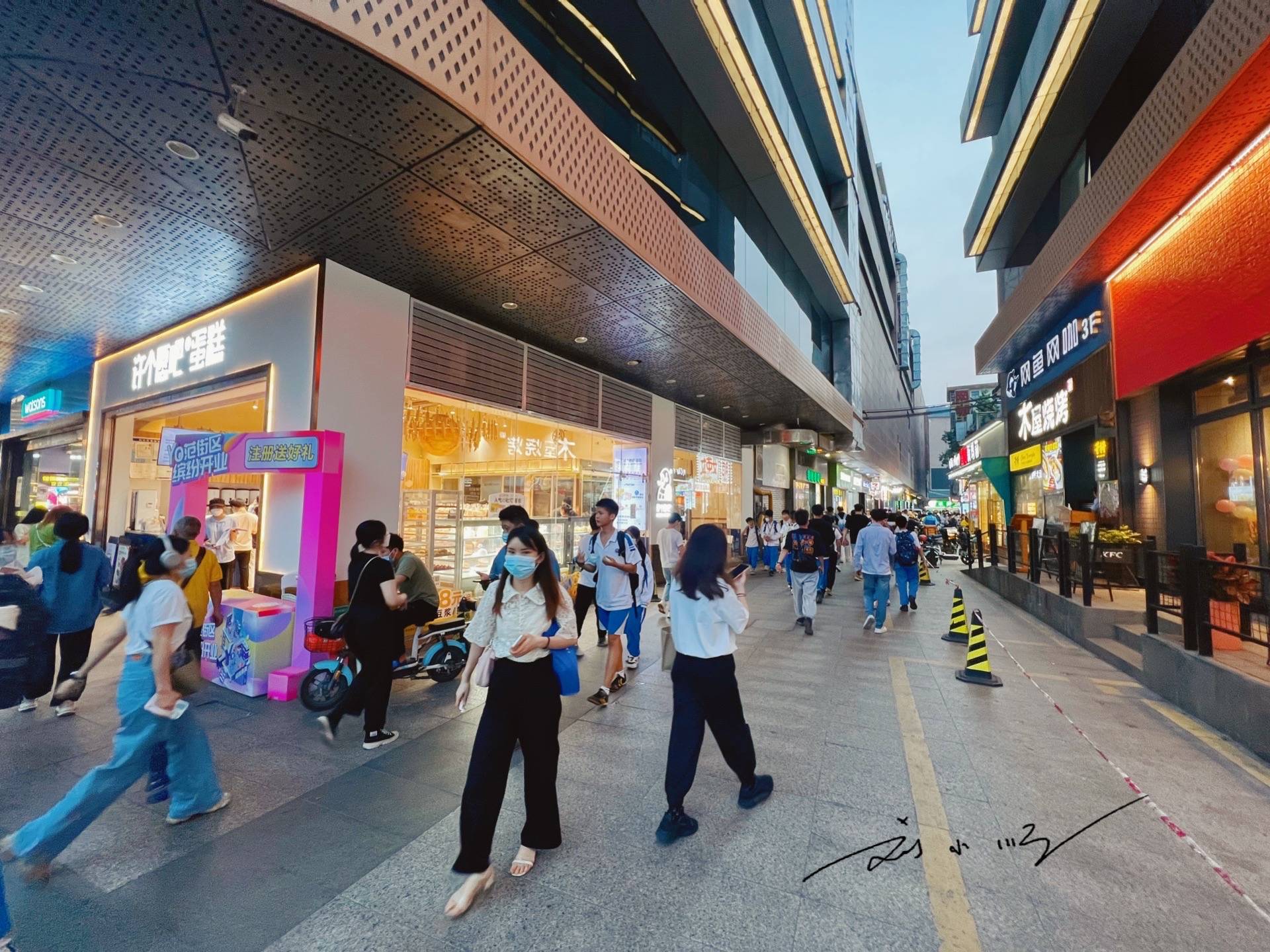 广州市白云区这家商场人气很旺,就在地铁口,几乎每天都人山人海5