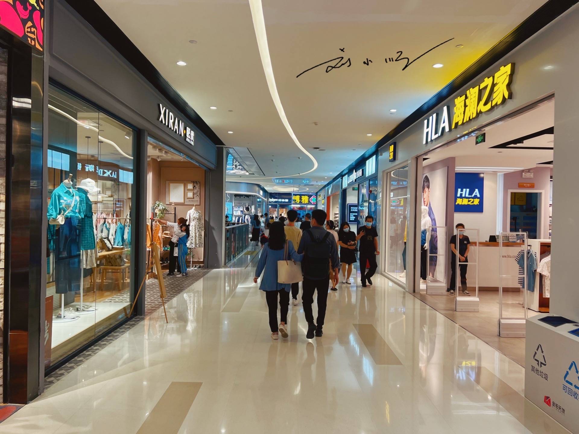 广州市白云区这家商场人气很旺,就在地铁口,几乎每天都人山人海7