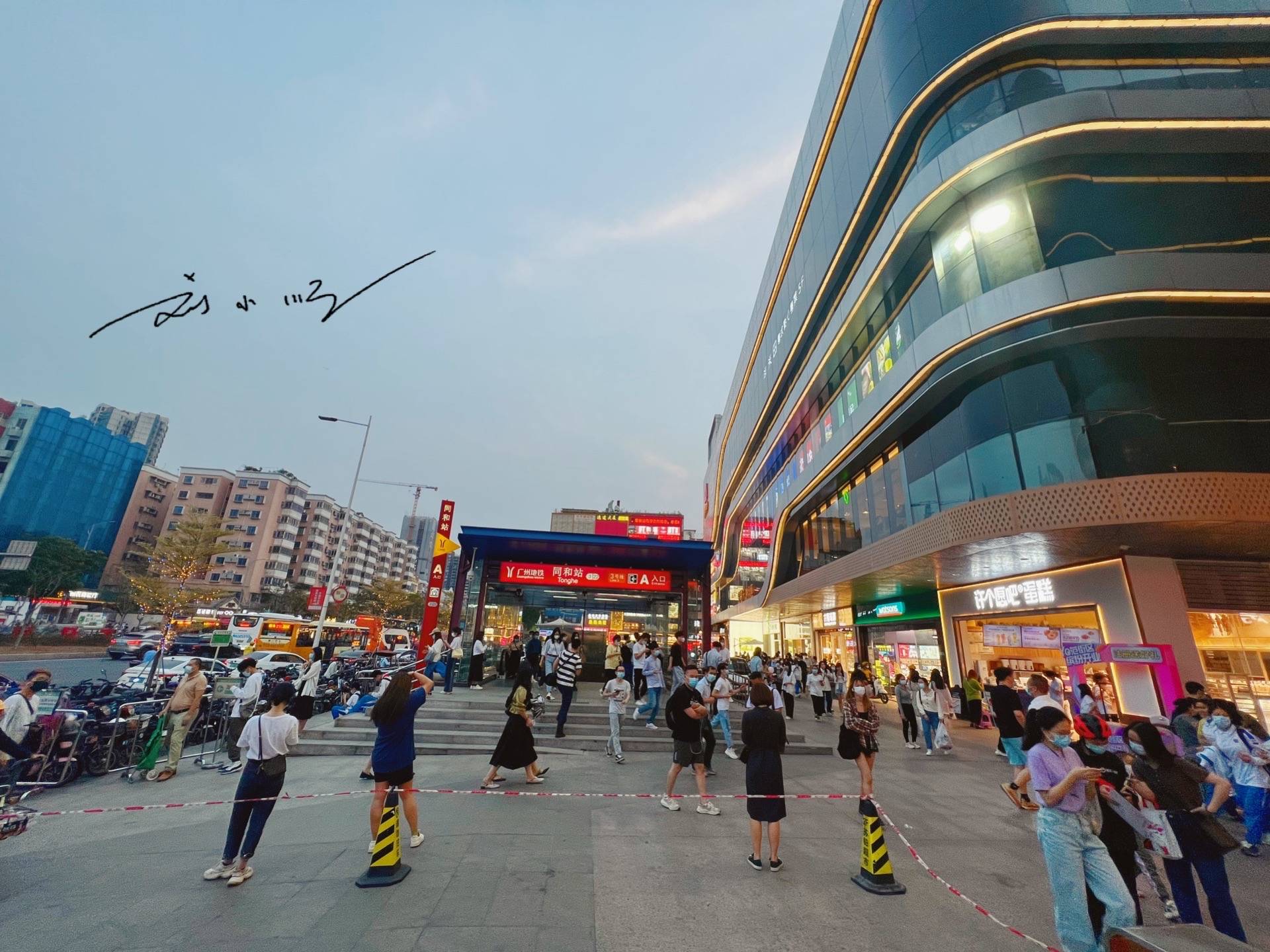 广州市白云区这家商场人气很旺,就在地铁口,几乎每天都人山人海10