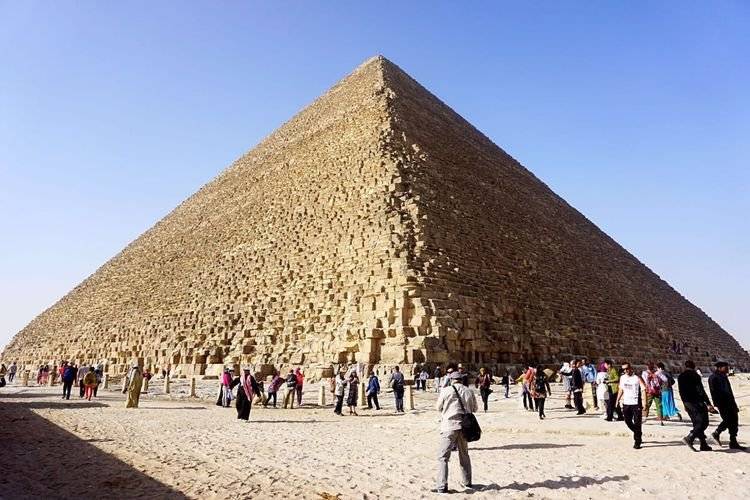 埃及金字塔中最大的金字塔，相当于40层大厦高，用了十多万个工匠3