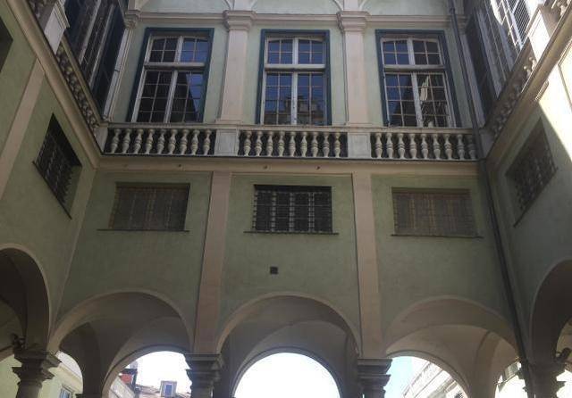 世界上最机智的国家：为逃税在墙面画窗户，真假窗户让人分不清楚2