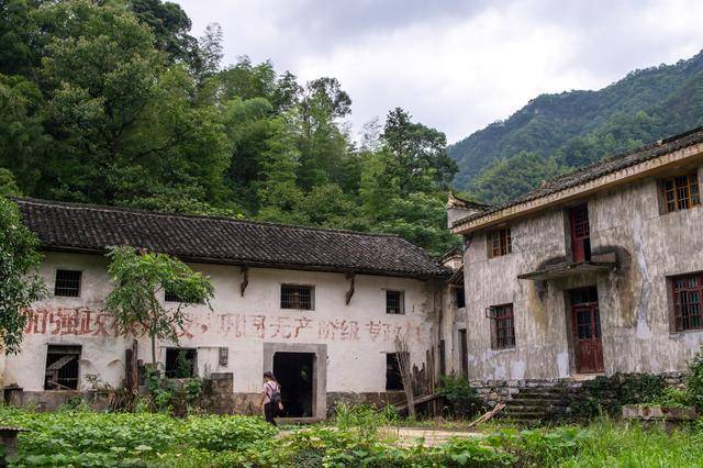 藏在皖南山里的古村，至今已600多年历史，景色美如“世外桃源”11