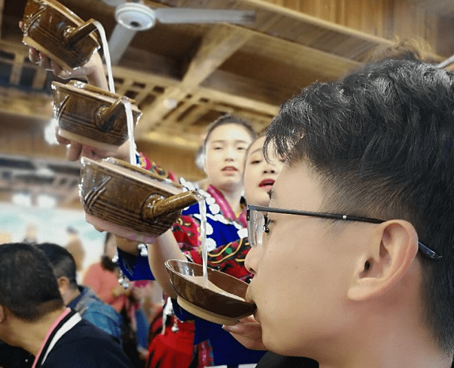 苗寨里的银饰精致又便宜,导游为何劝别买,原来其中大有学问2