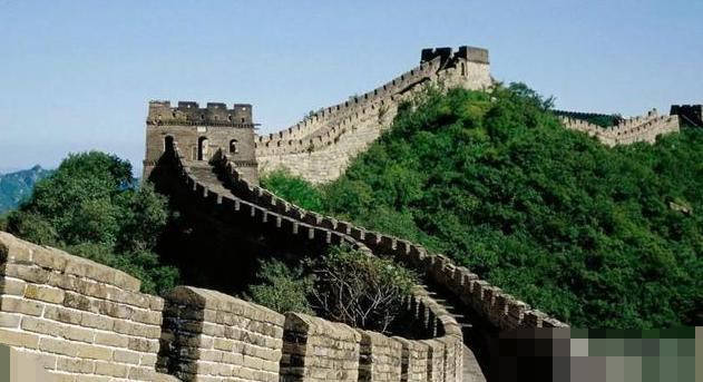 秦始皇下令修建长城，没现代化机械，古人是怎样把巨石运上去的呢1