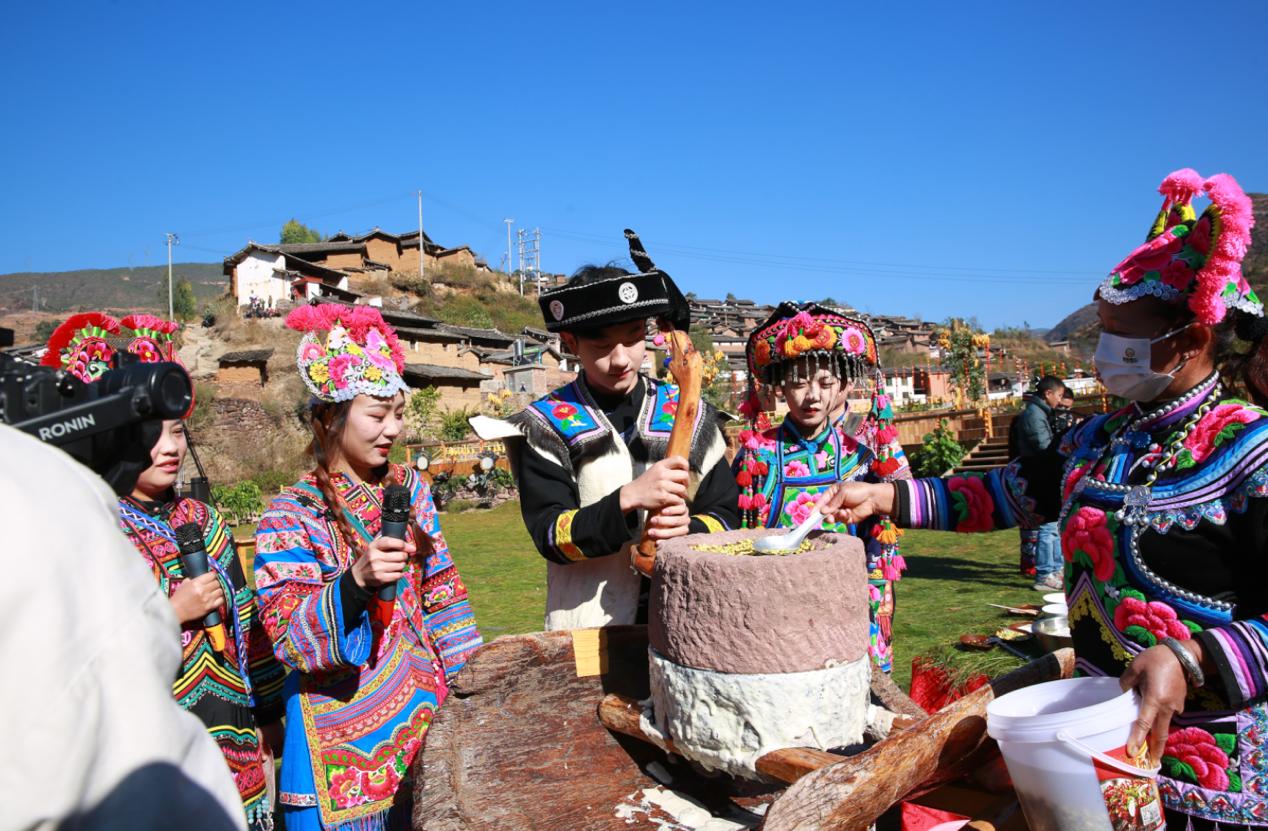 云南永仁举办“云上赛装节”2