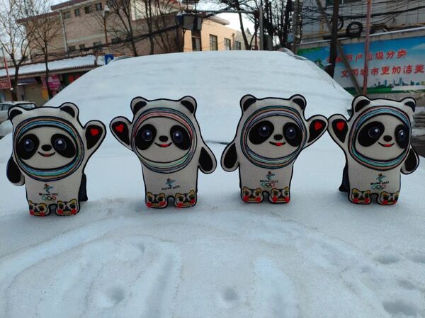 甘肃非遗传承人巧手制作冰墩墩2